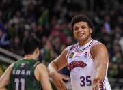  广厦男篮首回合险胜广州队，萨拉赫砍下4记关键球，全场沸腾